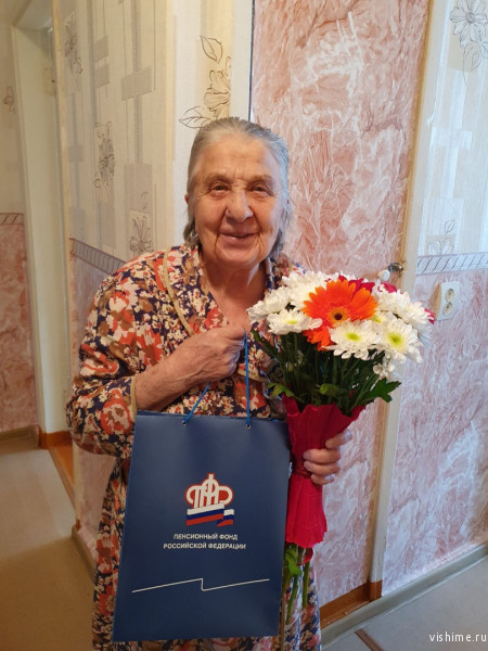 Долгожительницу из Ишимского района поздравил Пенсионный фонд  