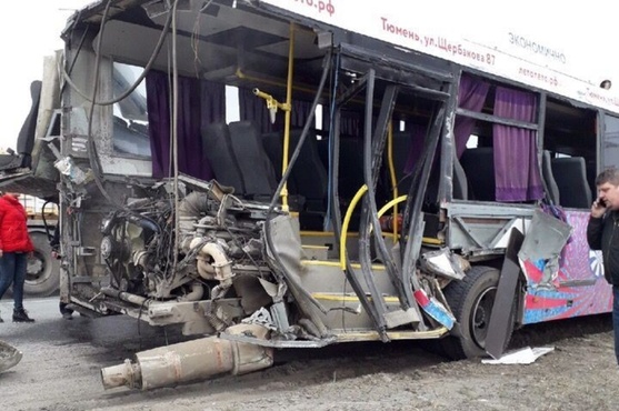 При столкновении автобуса и самосвала пострадали 6 человек