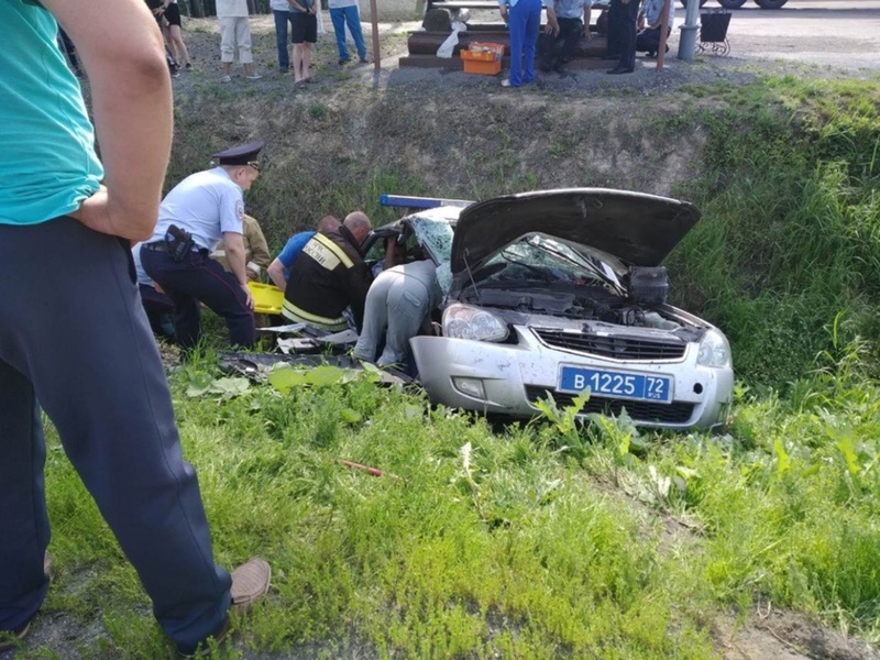На тюменской трассе патрульный автомобиль попал в ДТП. Пострадавших доставили в Тобольск вертолетом Центра медицины катастроф.
