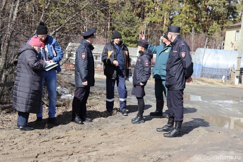 Сотрудники полиции несут службу в пунктах временного размещения граждан Ишимского района