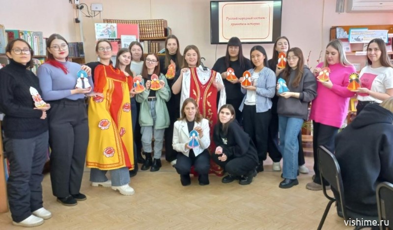 В Ишиме студентам рассказали об истории русского костюма и семейных традициях