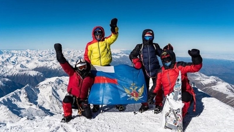 Сотрудник ишимской колонии Руслан Смирнов поднялся на вершину Эльбруса