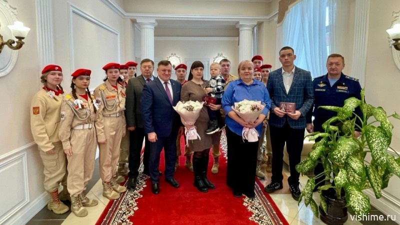 Семьям ишимских героев вручили ордена Мужества