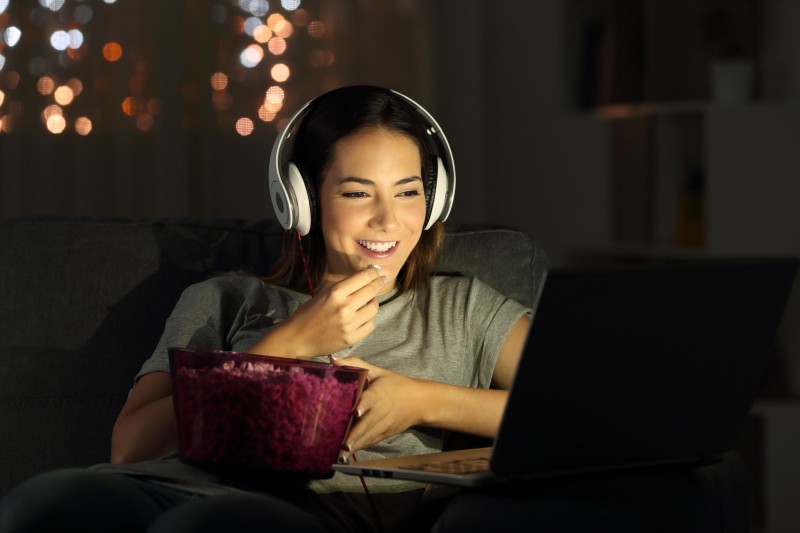 Почему мы постоянно пересматриваем одни и те же фильмы и сериалы: нормально ли это?