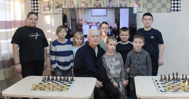 89-летний шахматист из Ишима поделился опытом с юными игроками