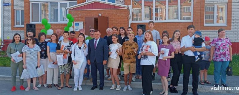Сироты Ишима получили свое жилье