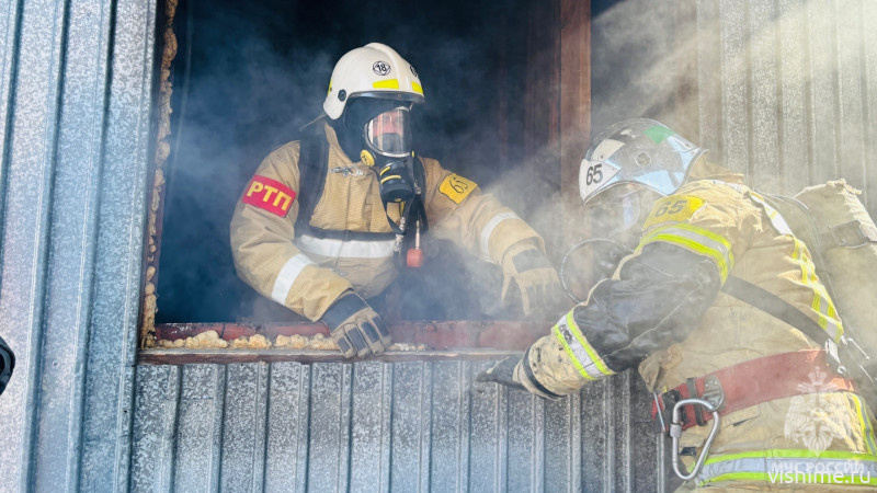 Ишимские пожарные отработали навыки работы в непригодной для дыхания среде