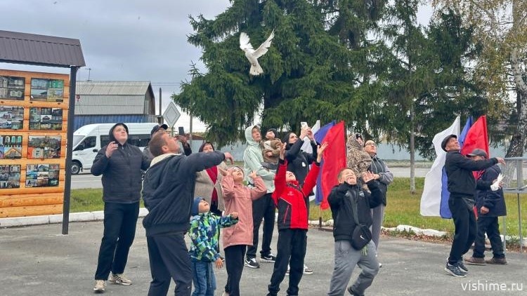 Голуби мира взлетели в небо Ишимского района в память о герое СВО