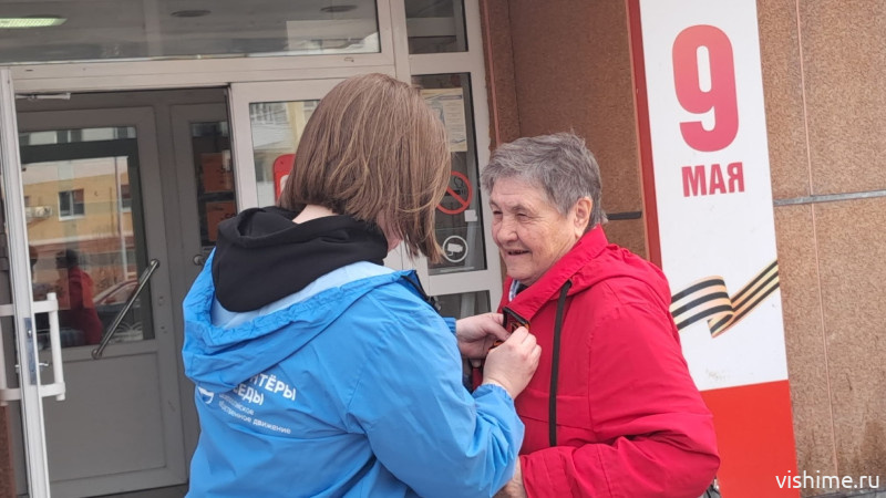 Волонтёры Ишима начали раздавать георгиевские ленточки