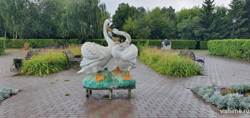Скульптура знаменитых лебедей из железнодорожного парка вновь украсила Ишим 