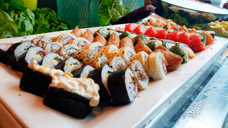 Сколько можно хранить суши и роллы при командной температуре или в холодильнике