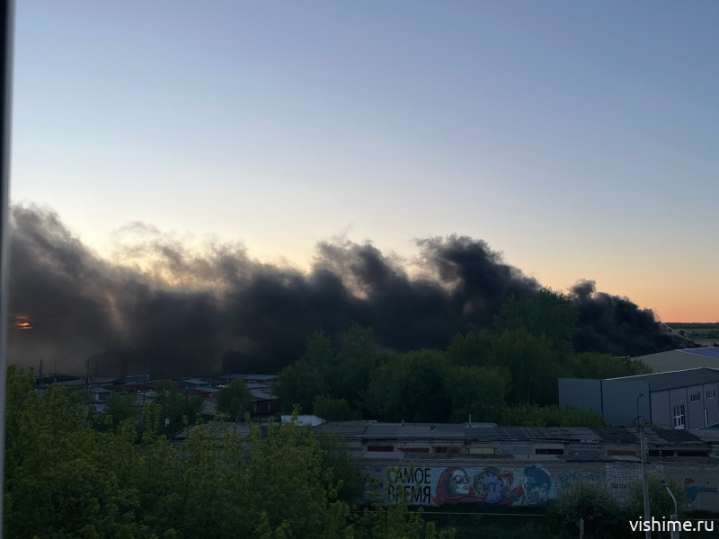 Чёрный дым над Ишимом: спустя несколько дней после крупного пожара на мясокомбинате новое возгорание