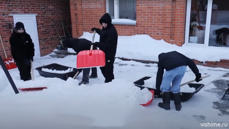 В Ишиме тимуровцы чистят снег пенсионерам и инвалидам