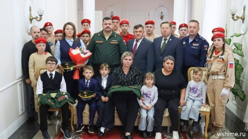 в Ишиме семьям героев передали восстановленные мундиры