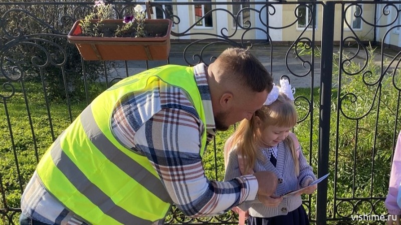 Рейд безопасности у ишимской школы №1