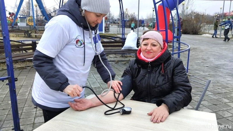 В фестивальном парке Ишима прошла профилактическая акция: около 30 человек измерили давление