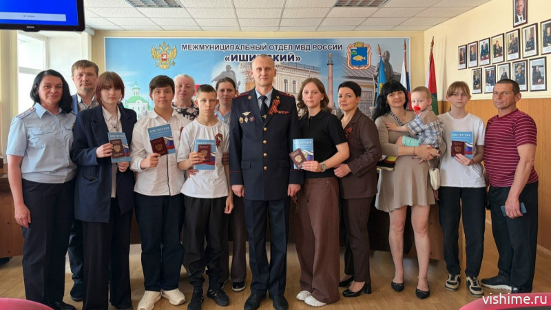Подарок ко Дню Победы: юные ишимцы стали обладателями паспортов