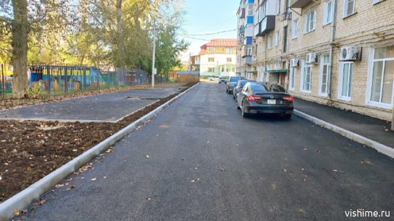 В Ишиме на ул. Энгельса, 27 завершаются работы по благоустройств