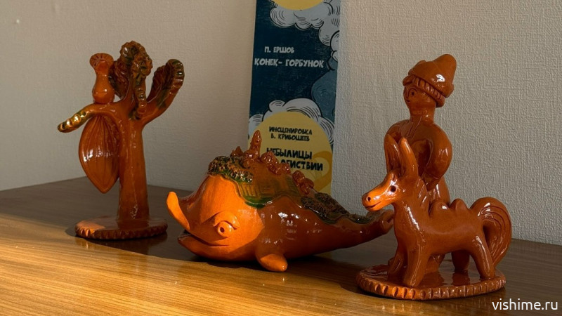 Потомок Ершова подарила музею авторскую игрушку по мотивам «Конька-Горбунка»