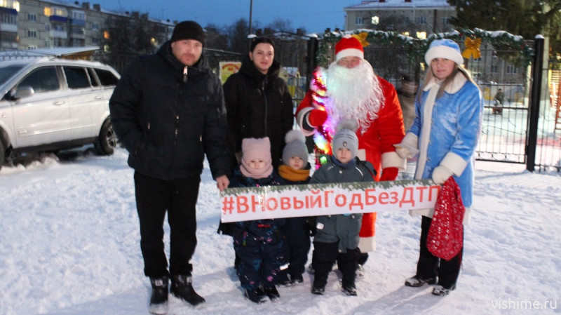 Новогодний рейд ГИБДД: Дед Мороз и Снегурочка напомнили ишимским водителям о безопасности