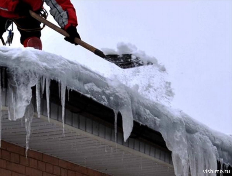 Ишимские УК  продолжают уборку снега и льда с крыш многоквартирных домов