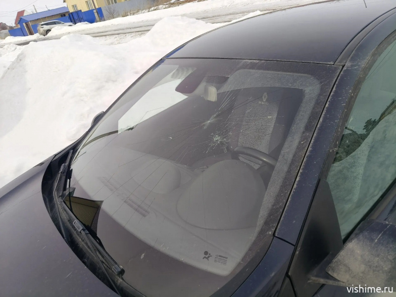 Житель Ишимского района разбил камнем лобовое стекло машины свояка