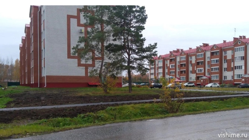 В Ишиме продолжают благоустраивать территории новостроек