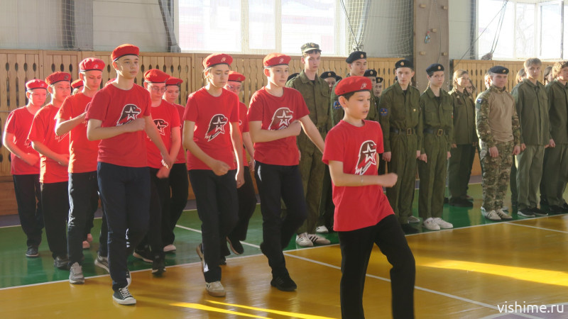Патриотический праздник в школе №7: смотр песни и строя объединил учеников и ветеранов СВО