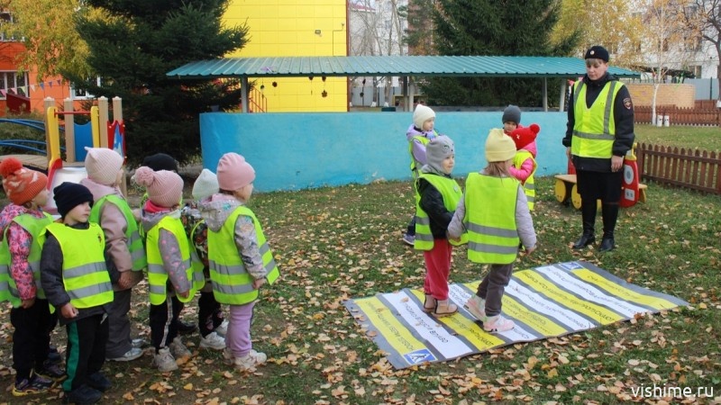 Сотрудники Госавтоинспекции Ишима учат малышей безопасно переходить дорогу