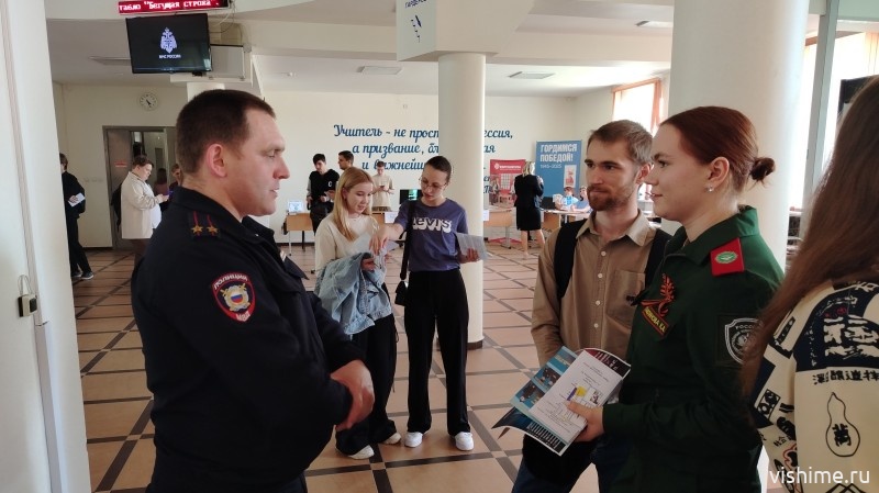 В Ишиме полицейские рассказали студентам, как построить карьеру в МВД