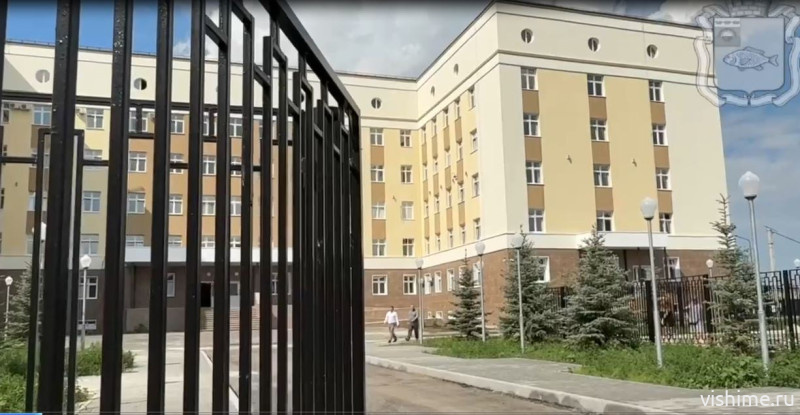 Скоро открытие: на поликлинике в Ишиме укладывают асфальт и брусчатку