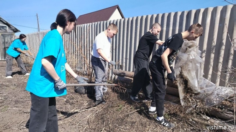 Студенты ишимского техникума оказали помощь ветерану педагогического труда
