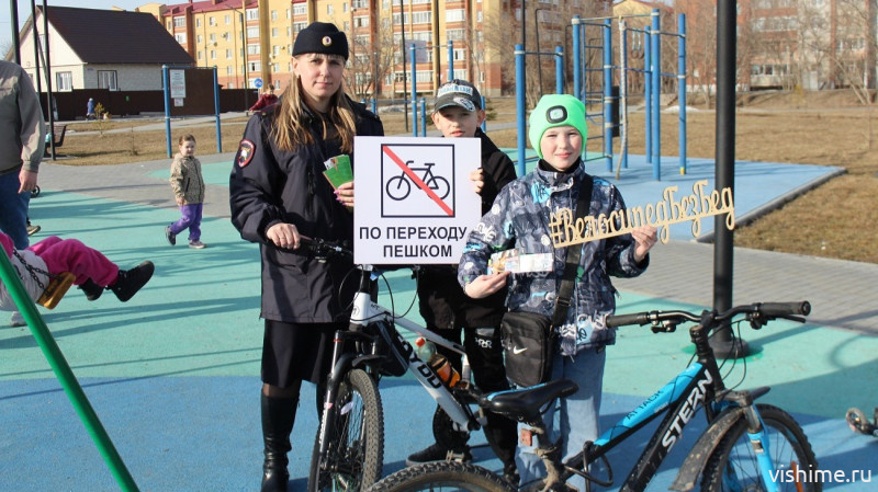 В Ишиме сотрудники ГИБДД провели акцию «#КаникулыБезДТП» для юных велосипедистов и пользователей СИМ