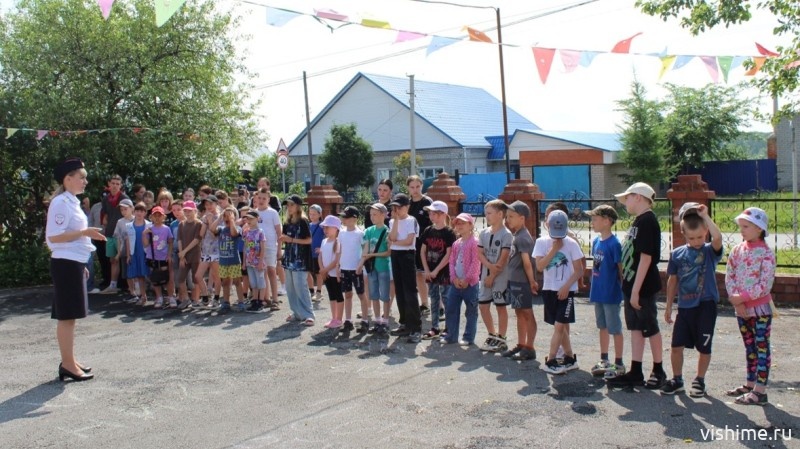 Ишимские госавтоинспекторы обучают детей ПДД в пришкольных лагерях