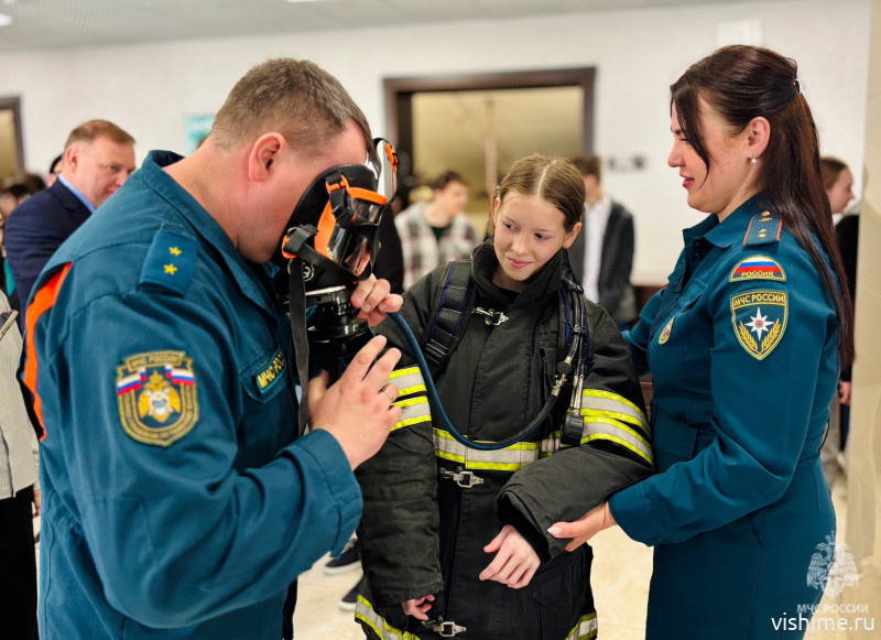 Ишимские пожарные приняли участие в ярмарке «Работа России. Время возможностей»