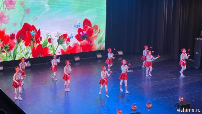 «Любовь в каждый дом»: в Ишиме душевно поздравили мам с праздником