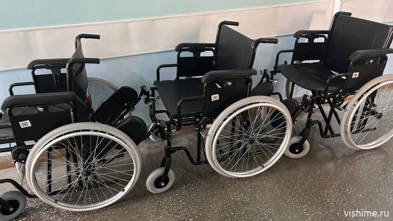 В ишимской больнице закупили современные кресла-каталки для отделений