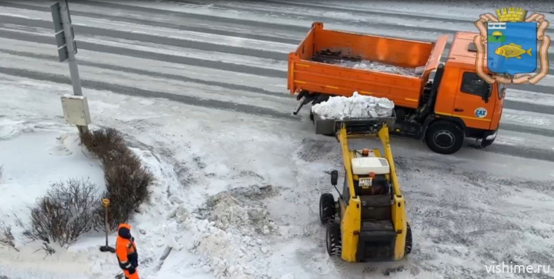 В Ишиме продолжается уборка снега с городских улиц