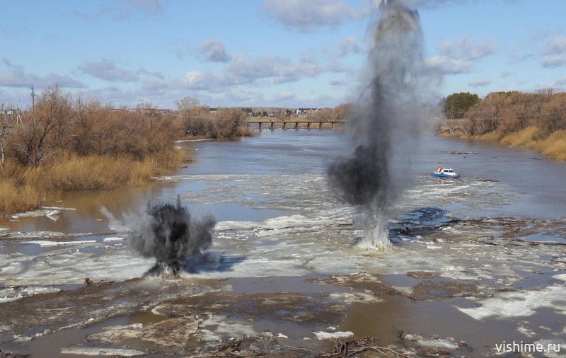 Саперы ТВВИКУ продолжают освобождать реку Ишим от ледяных заторов