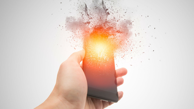Специалистами названы смартфоны, которые взрываются в руках 