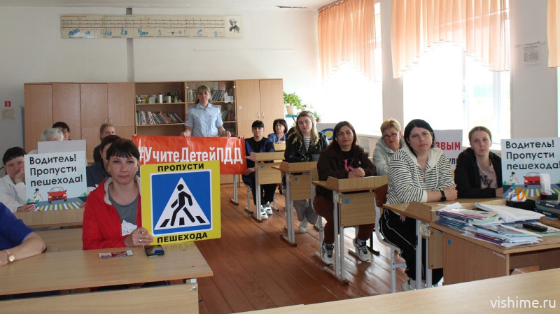 Перед каникулами: автоинспекторы Ишима напомнили школьникам правила дорожного движения