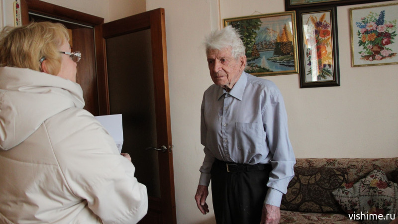 Открытка от губернатора и подарки: как поздравили ветерана из Ишима