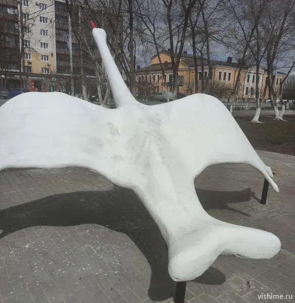 В Ишиме недавно отремонтированная скульптура журавля вновь пострадала от рук вандалов.