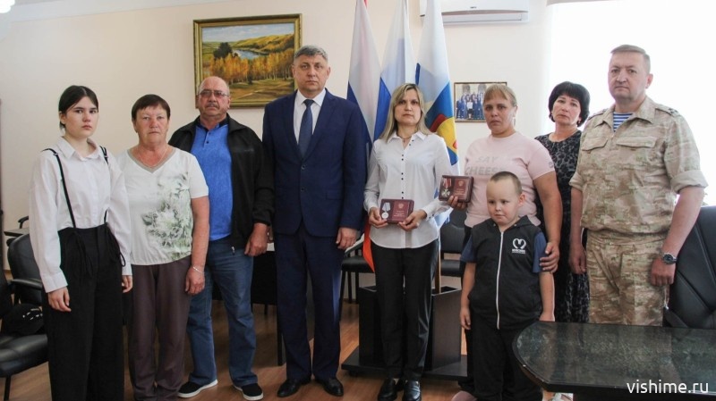 Ордена Мужества и медали "За отвагу" переданы семьям погибших воинов из Ишимского района