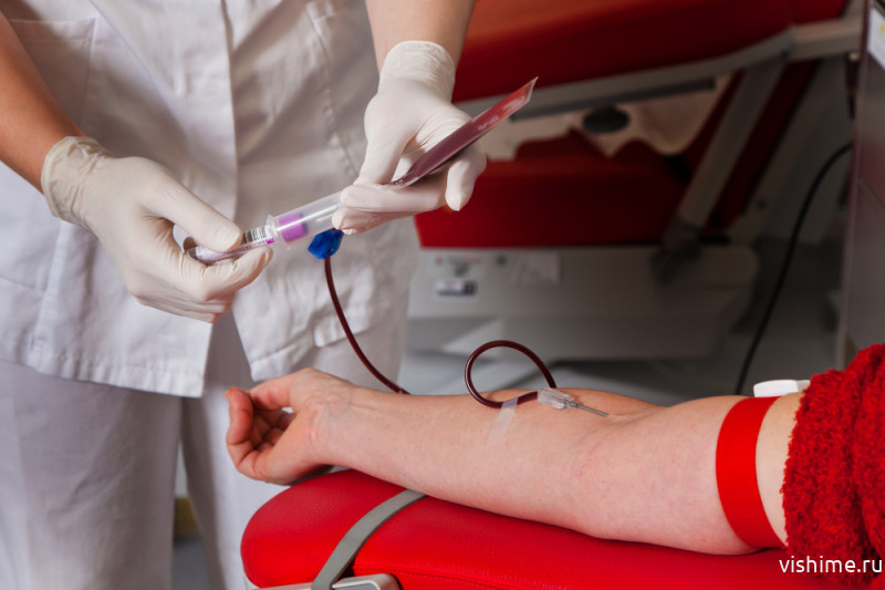 Коронавирус начали лечить в России переливанием крови переболевшего им пациента