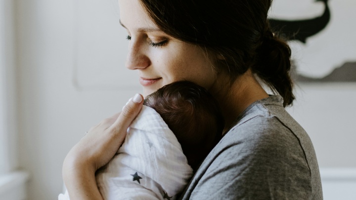 День матери в 2025 году: когда отмечается в России и как поздравить маму