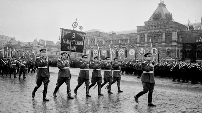Как прошел первый парад победы в 1945 году