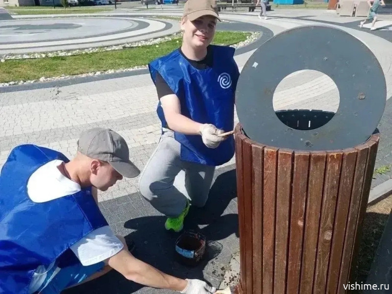 Юные ишимцы благоустроили сквер «Молодёжный»