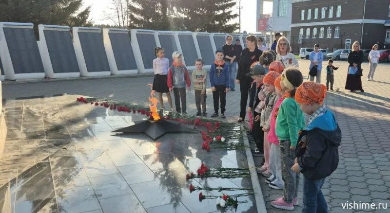 Экскурсия у монумента «Памяти павших» объединила семьи Ишима в преддверии Дня Победы