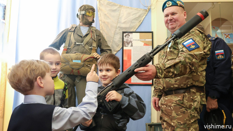 В Ишиме открылась выставка «Войска, не знающие преград» к 95-летию ВДВ
